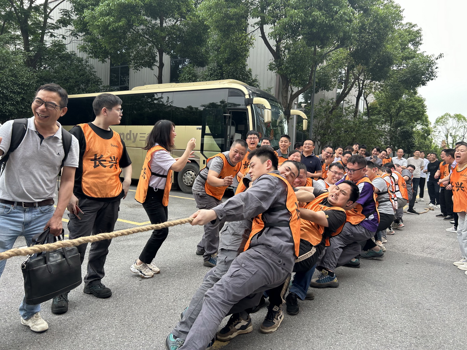 加油！加油！凝“绳”聚力，，，，，，，，“尊龙时凯-人生就是拼搏z06杯”首届拔河角逐火热开赛